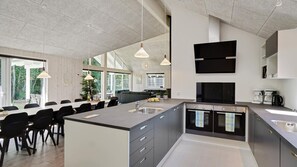 Kühlschrank, Ofen, Herdplatte, Wasserkocher mit Kaffee-/Teezubehör