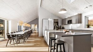 Fridge, oven, stovetop, coffee/tea maker