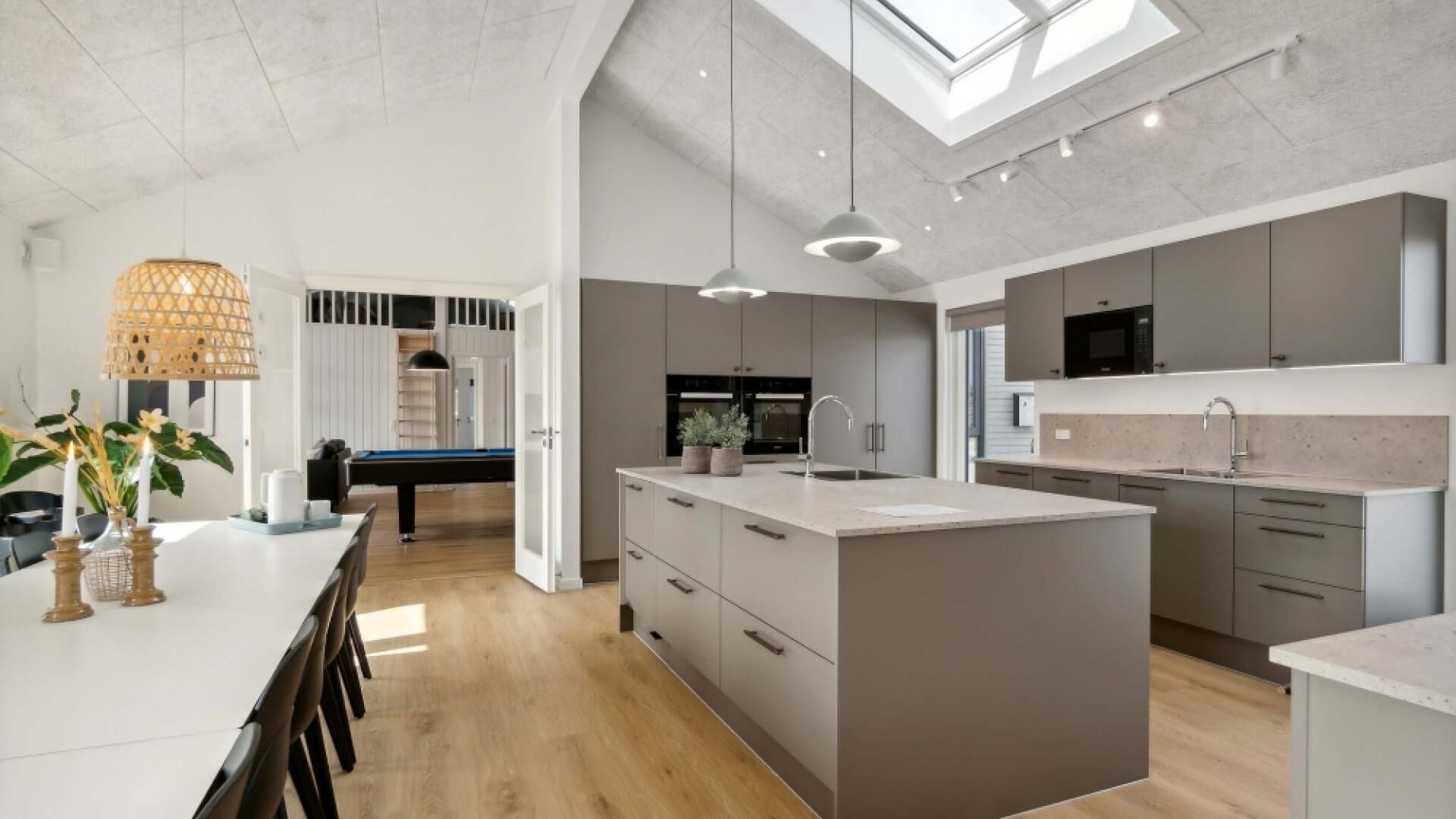 Fridge, oven, stovetop, coffee/tea maker