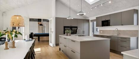 Fridge, oven, stovetop, coffee/tea maker