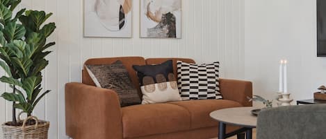 Una televisión, un futbolín, una mesa de tenis de mesa
