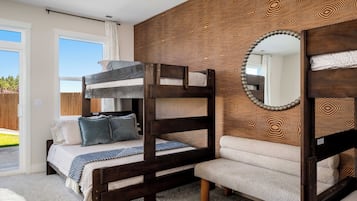 4 bedrooms, iron/ironing board, WiFi, bed sheets