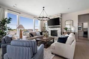 Living area - Serenity's Edge - Large Kennewick Home (Kennewick)