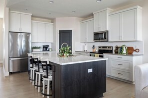 Private kitchen - Serenity's Edge - Large Kennewick Home (Kennewick)