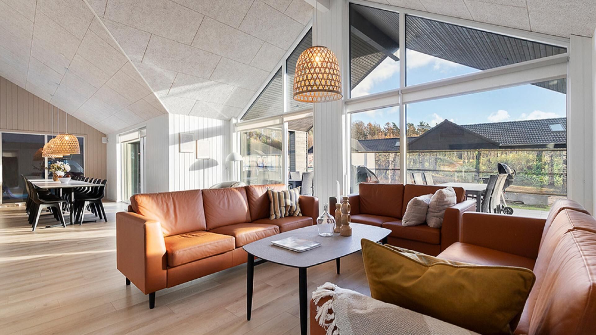 Un futbolín, una mesa de tenis de mesa