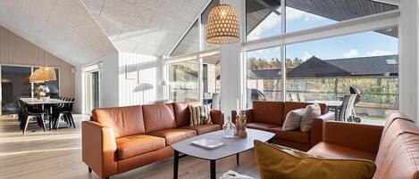 Un futbolín, una mesa de tenis de mesa