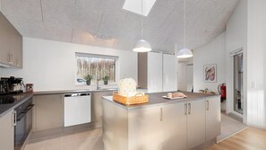 Jääkaappi, uuni, liesi, kahvin-/teenkeitin