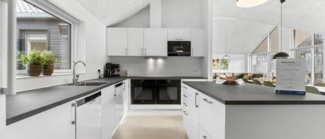 Wasserkocher mit Kaffee-/Teezubehör, Kühlschrank, Mikrowelle, Ofen