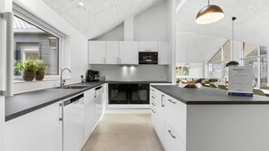 Réfrigérateur, four, plaque de cuisson, cafetière/bouilloire