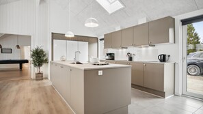 Fridge, oven, stovetop, coffee/tea maker