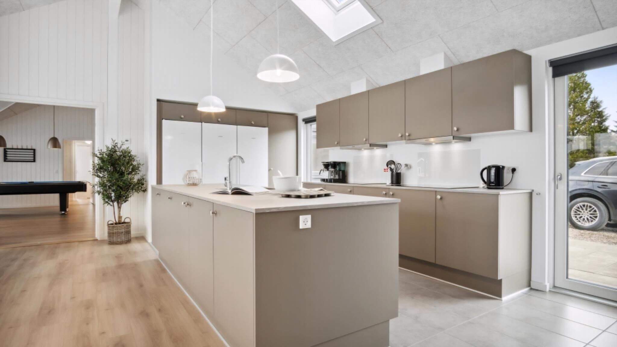 Fridge, oven, stovetop, coffee/tea maker