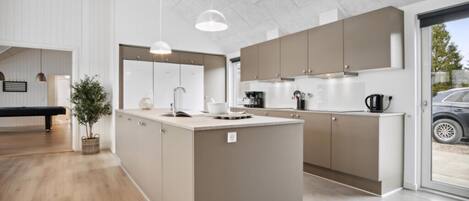 Fridge, oven, stovetop, coffee/tea maker