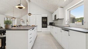 Fridge, oven, stovetop, coffee/tea maker