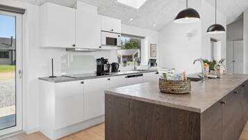 Geladeira, fogão, cooktop, cafeteira/chaleira