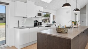 ثلاجة، فرن، موقد طهي مسطح، ماكينة لصنع القهوة/الشاي