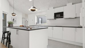 Kahvin-/teenkeitin, jääkaappi, mikroaaltouuni, uuni