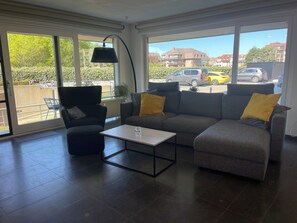 Apartment | Living room - Apartment in Nieuwpoort Near Sandy Beaches (Nieuwpoort)