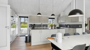 Een koelkast, een oven, een kookplaat, een koffiezetapparaat/waterkoker