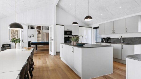 Kjøleskap, ovn, kokeplater og kaffetrakter/tekoker