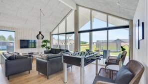 Televisie, tafelvoetbal en een tafeltennistafel