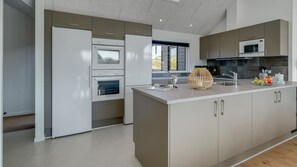 Fridge, oven, stovetop, coffee/tea maker