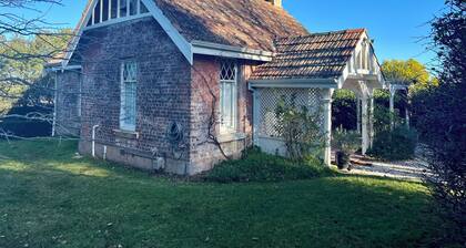 Willow Cottage â Historic Southern Highlands Retreat with Fireplace & Patio
