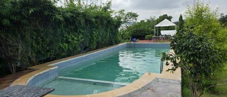 Una piscina al aire libre