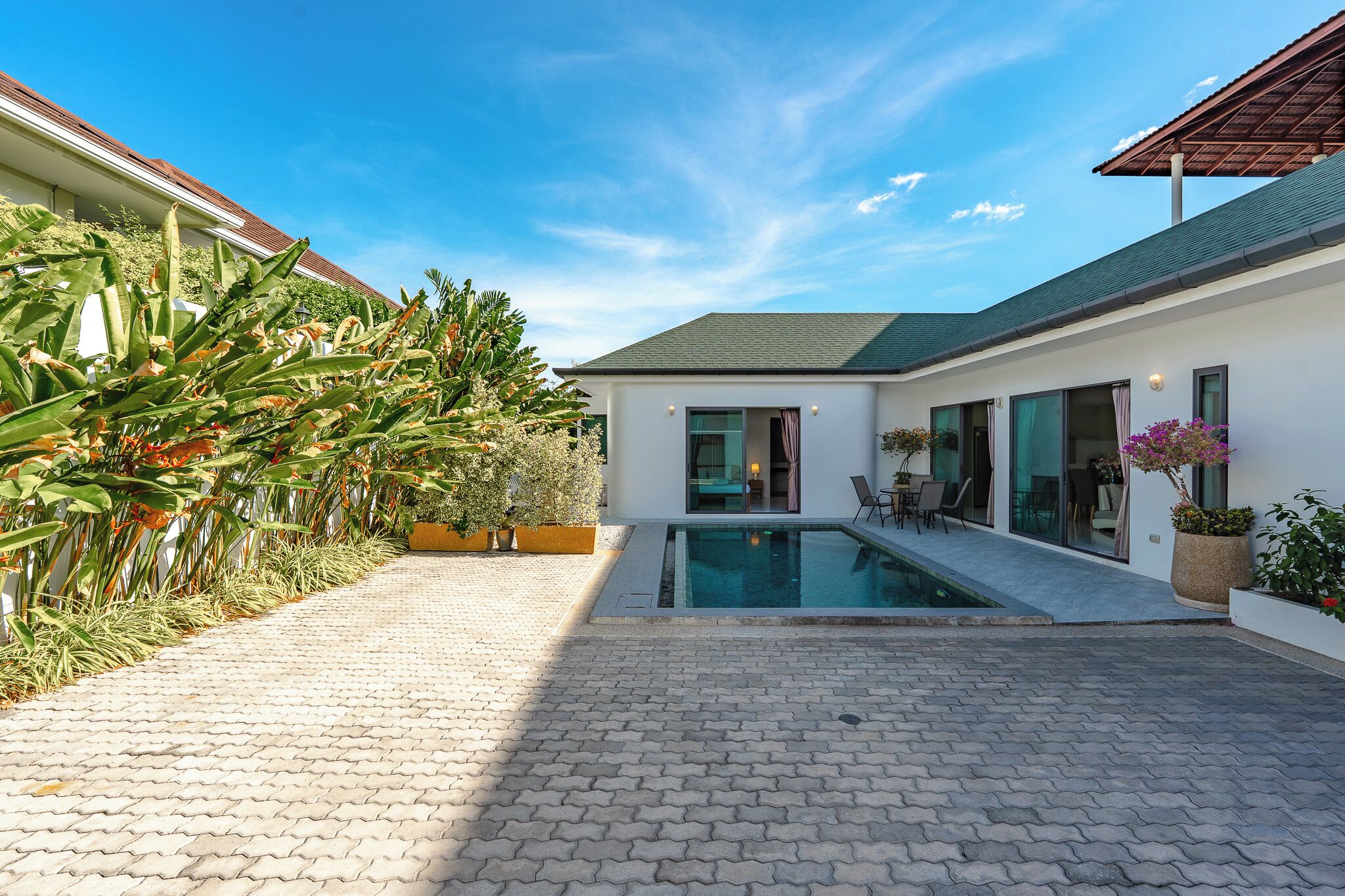 المنشأة من الخارج