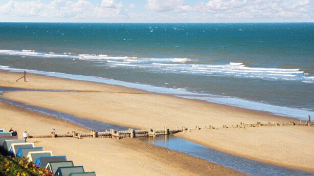 A beach with a wooden pier extending into the water, a sandy shore, and a clear sky. - 3 bedroom accommodation in Southrepps (Southrepps)