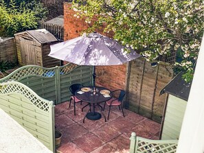 Outdoor dining - 1 bedroom accommodation in Olney (Olney)