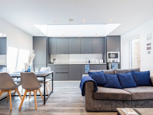 2 bedroom accommodation in All Greater London