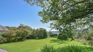 A well-maintained grassy lawn with a stone pathway leading to a house. - 3 bedroom accommodation in Coniston (Coniston)