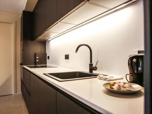 Réfrigérateur, micro-ondes, four, plaque de cuisson