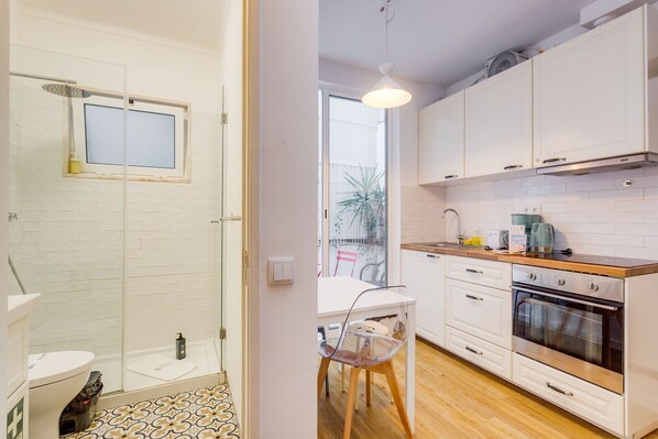 Fridge, oven, coffee/tea maker, toaster