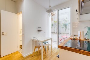 Fridge, oven, coffee/tea maker, toaster