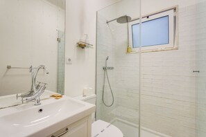 Shower, hair dryer, towels - GuestReady - Secret Nook in Lisbon (Lisbon)