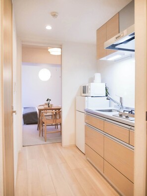 ثلاجة، ميكروويف، مستلزمات طهي/أطباق/أوعية، مُحضّرة مكعبات الثلج