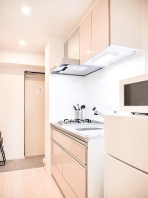 Refrigerador, microondas, utensilios de cocina y máquina de hielo