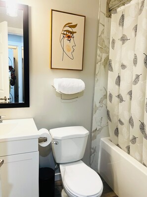 タオル、石鹸、トイレットペーパー