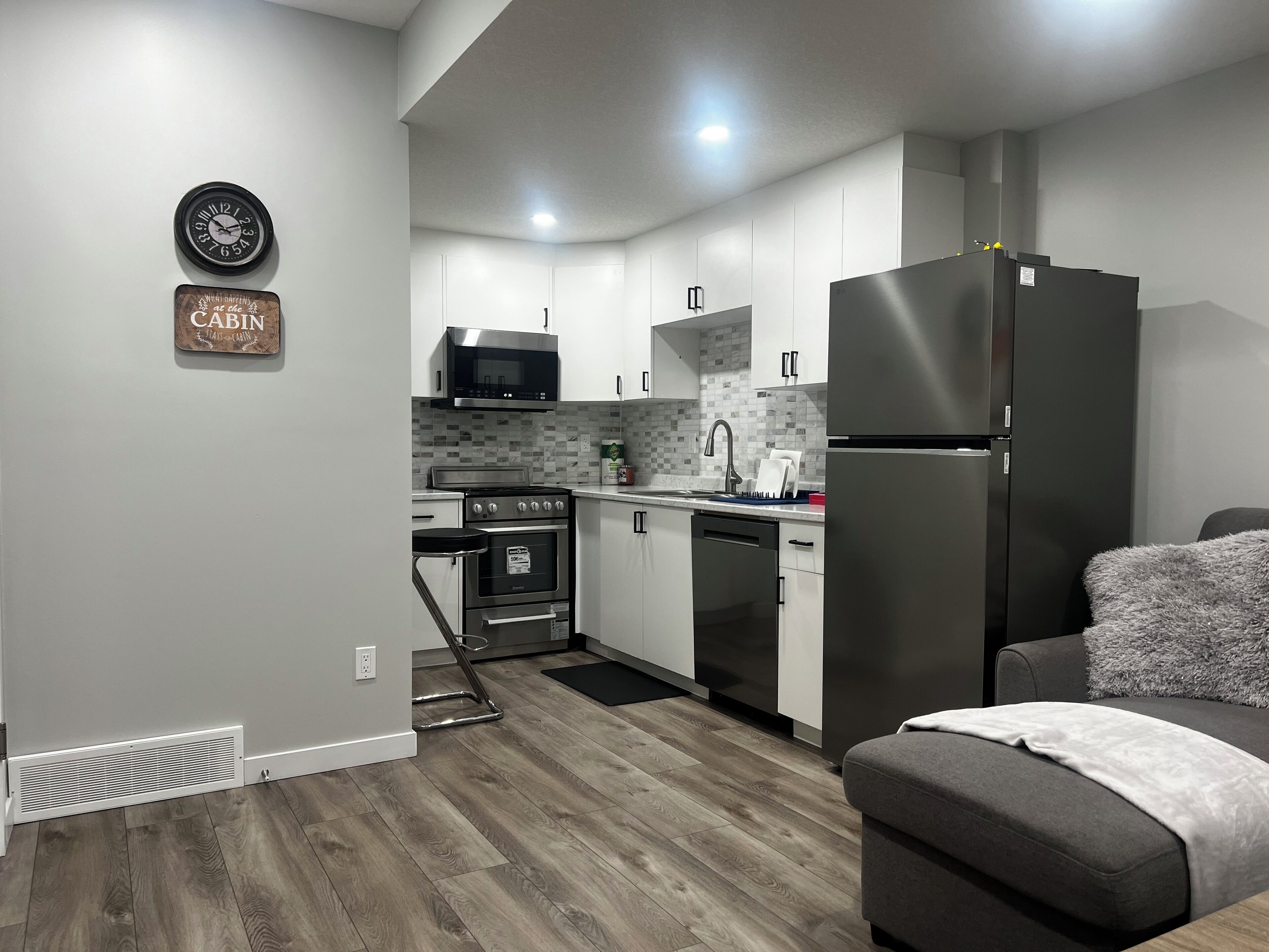 Mikrobølgeovn, ovn, kokeplater og oppvaskmaskin