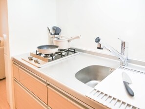 Fridge, microwave, cookware/dishes/utensils, ice maker