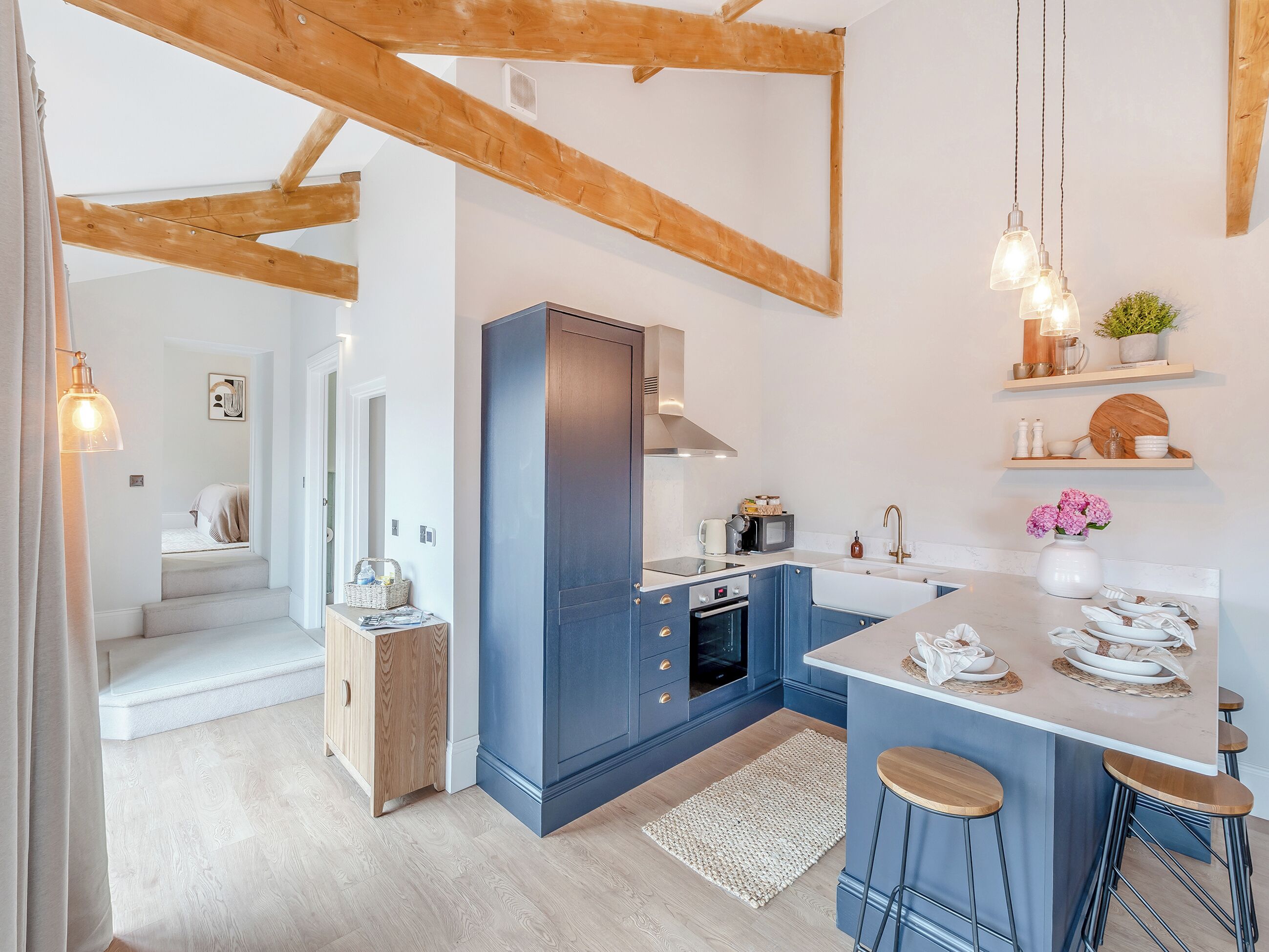 Oppvaskmaskin og høy barnestol