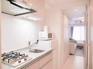 Fridge, microwave, cookware/dishes/utensils, ice maker