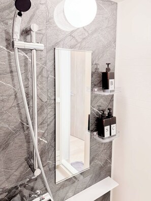 Dusche, Haartrockner, Handtücher