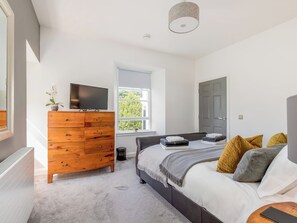 4 bedrooms, free WiFi - 4 bedroom accommodation in Musselburgh (Musselburgh)