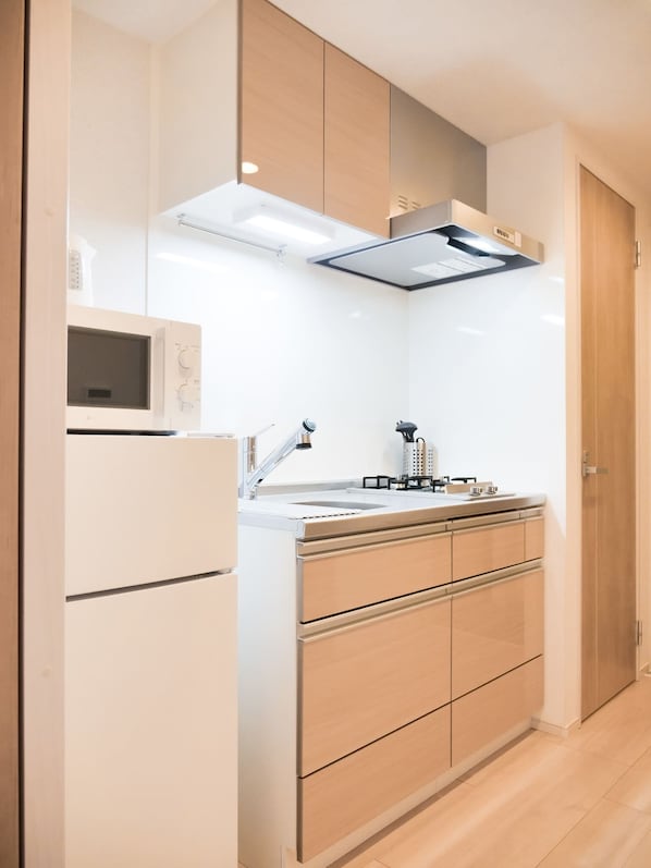 Fridge, microwave, cookware/dishes/utensils, ice maker