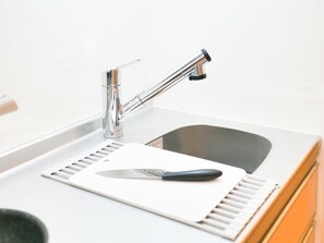 冷蔵庫、電子レンジ、調理器具と食器、製氷機