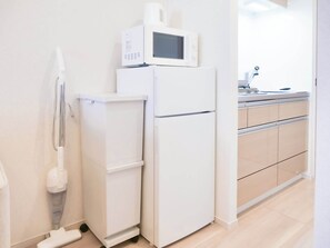 Fridge, microwave, cookware/dishes/utensils, ice maker