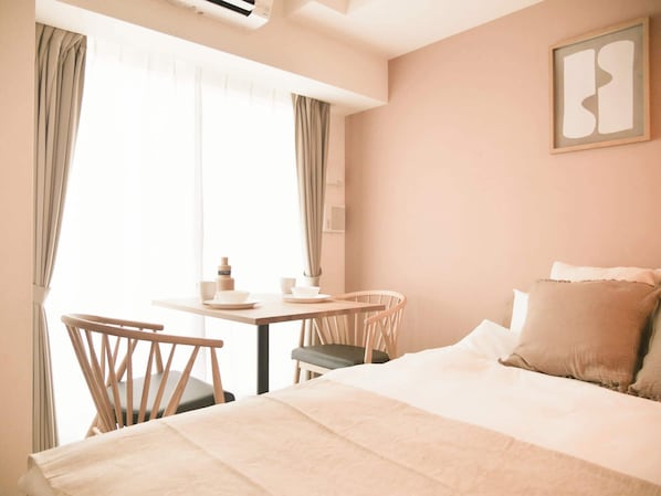 1 bedroom, desk, WiFi, bed sheets