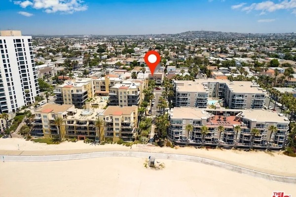 Door-to-Sand: 2min walk